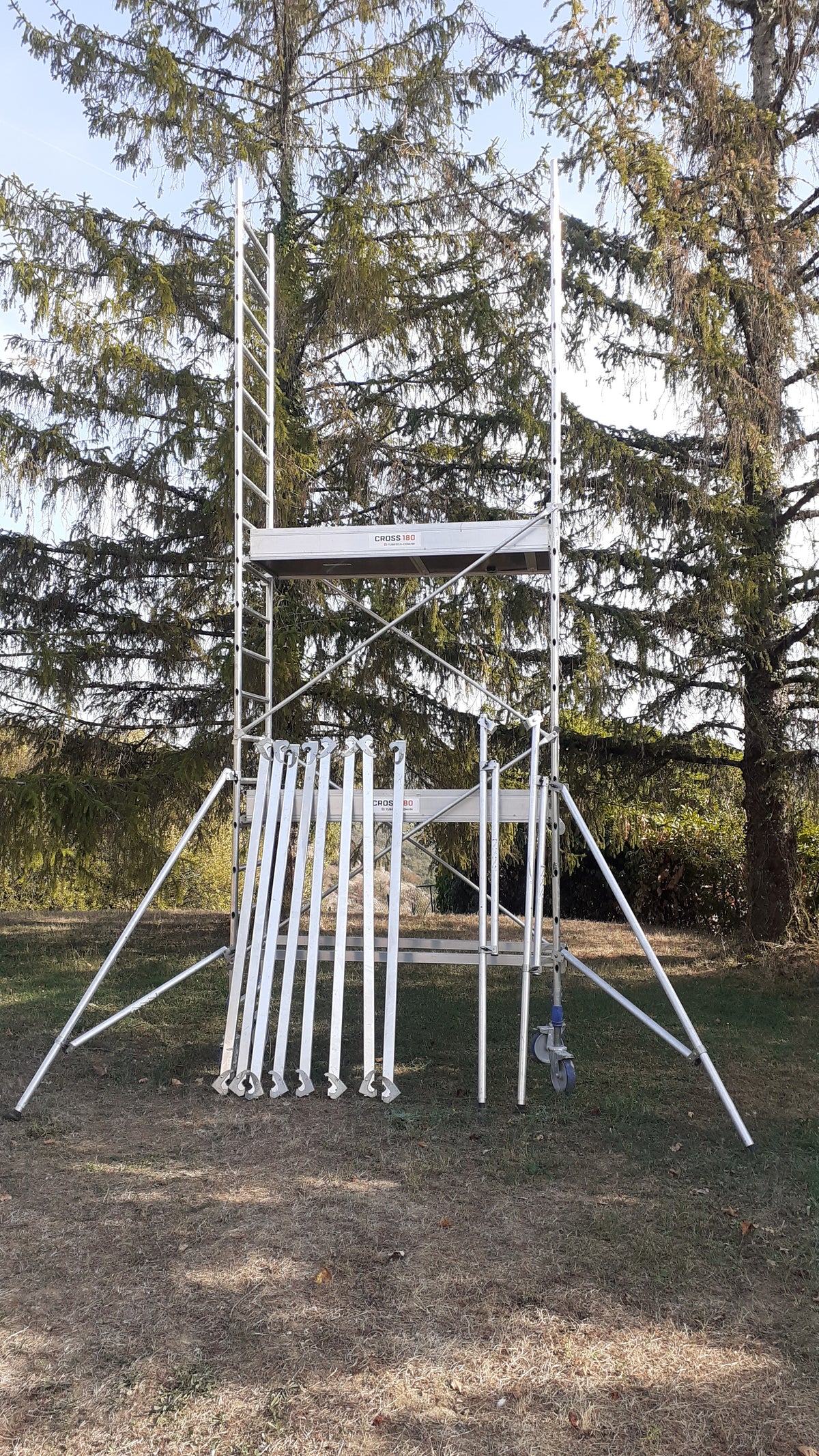 Échafaudage roulant aluminium COMABI CROSS 180. Occasion état proche du neuf.