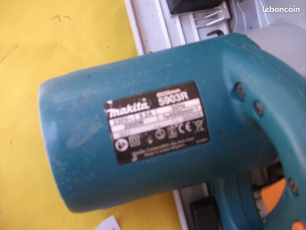 Scie circulaire MAKITA 5903R – 2000 W – Ø 235 mm.  LIRAISON OFFERTE.