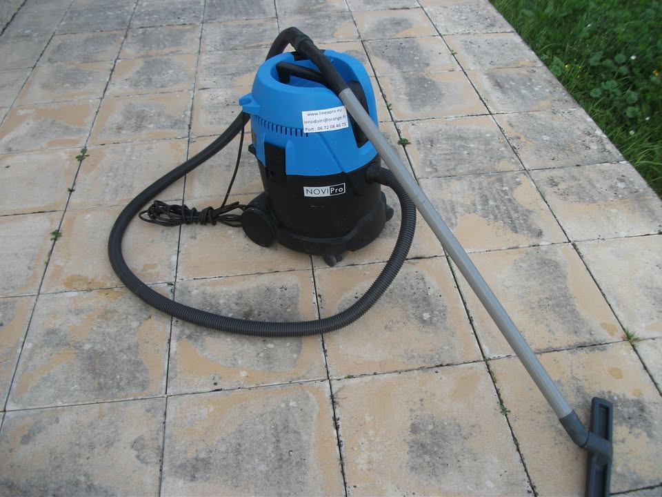 Aspirateur eau et poussière NOVIPRO ASP 25 L. Prise d'asservissement