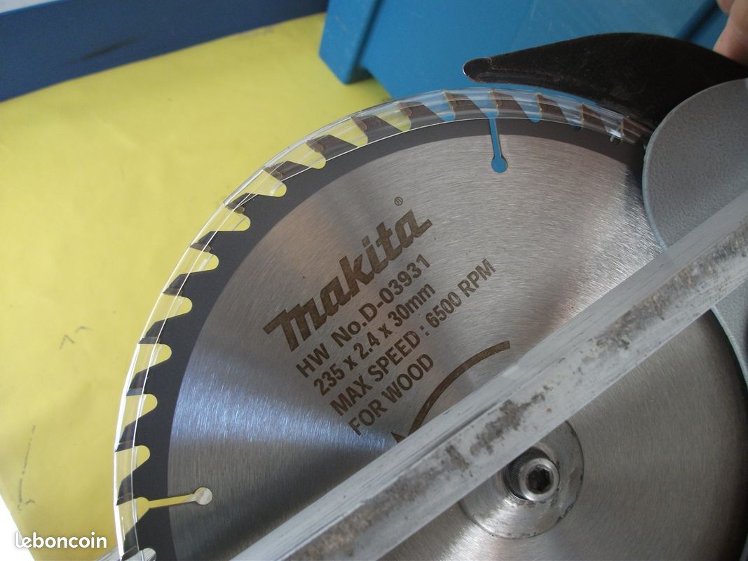 Scie circulaire MAKITA 5903R – 2000 W – Ø 235 mm.  LIRAISON OFFERTE.