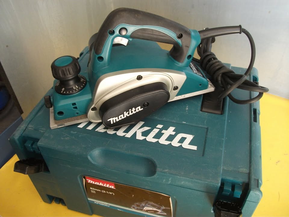 Rabot MAKITA KP0800 – 620 W – 82 mm – Dans coffret MAKPAC.  LIVRAISON OFFERTE.