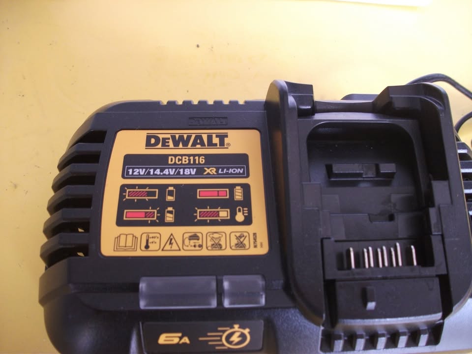 Chargeur rapide DEWALT DCB116.    LIVRAISON SUR POINT RELAY MOINS CHERE.