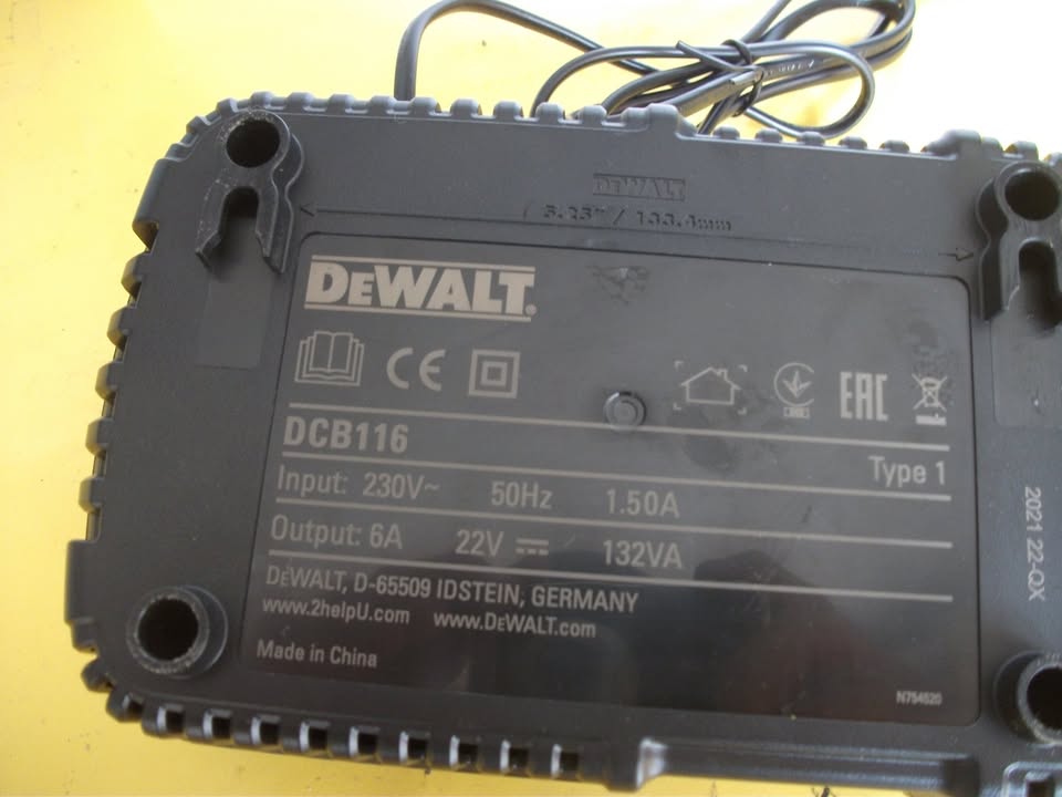 Chargeur rapide DEWALT DCB116.    LIVRAISON SUR POINT RELAY MOINS CHERE.