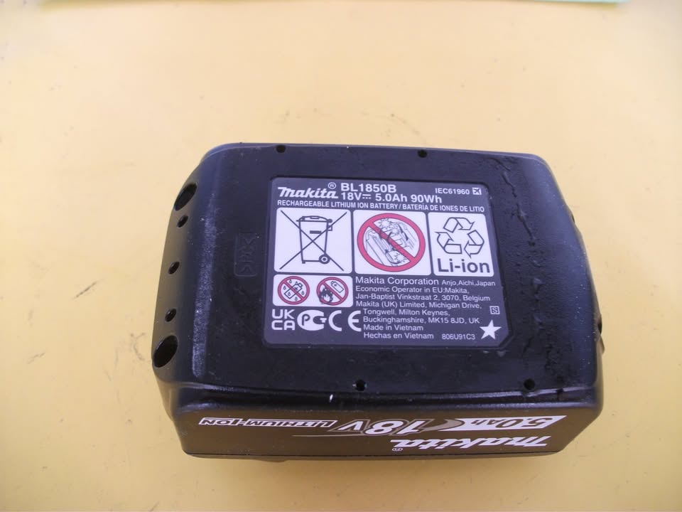 Batterie MAKITA BL1850B,       LIVRAISON SUR POINT RELAY MOINS CHERE.
