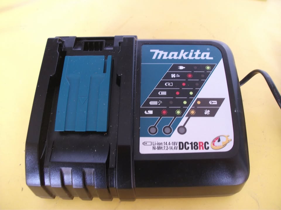 Chargeur rapide MAKITA DC18RC.       LIVRAISON SUR POINT RELAY MOINS CHERE.