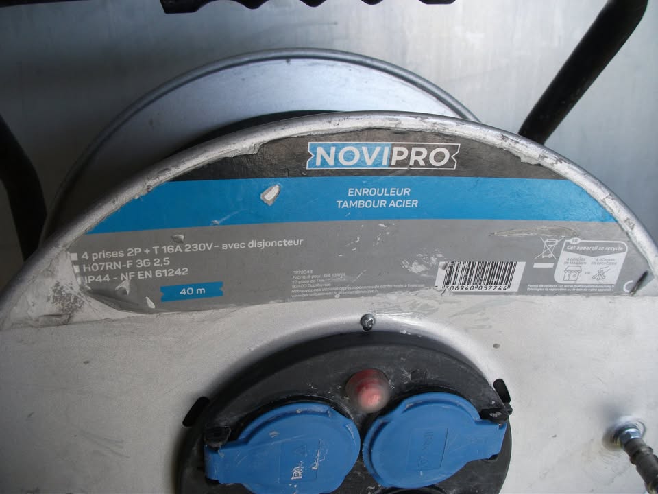 NOVIPRO – Enrouleur électrique 40 m – Câble 3G 2,5 mm² – Tambour métal – Occasion bon état.