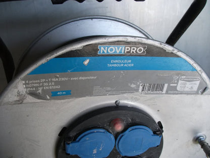 NOVIPRO – Enrouleur électrique 40 m – Câble 3G 2,5 mm² – Tambour métal – Occasion bon état.