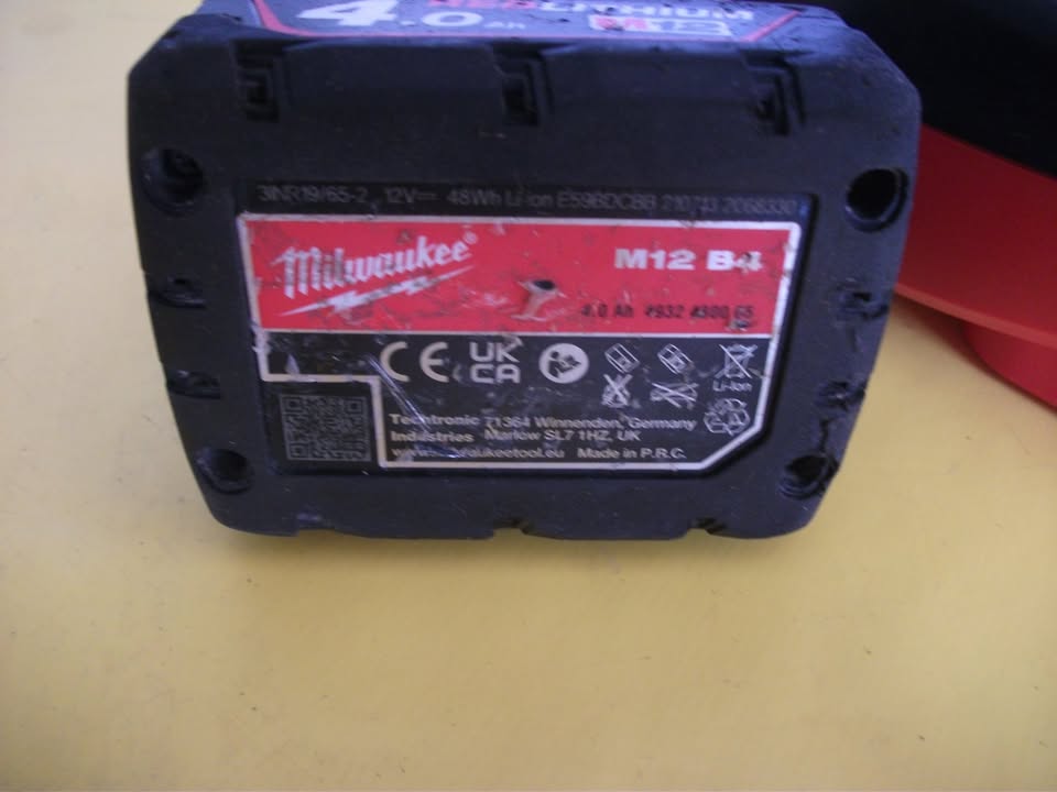 BATTERIE MILWAUKEE 12 V 4 Ah AVEC CHARGEUR. Occasion bon état.