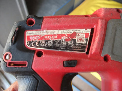 Perforateur Milwaukee M12 FUEL™ SDS-Plus – 2 Batteries 4 Ah + Chargeur. Livraison offerte.