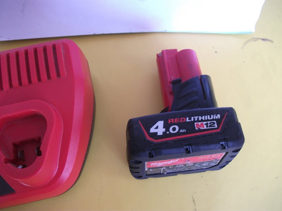 BATTERIE MILWAUKEE 12 V 4 Ah AVEC CHARGEUR. Occasion bon état.