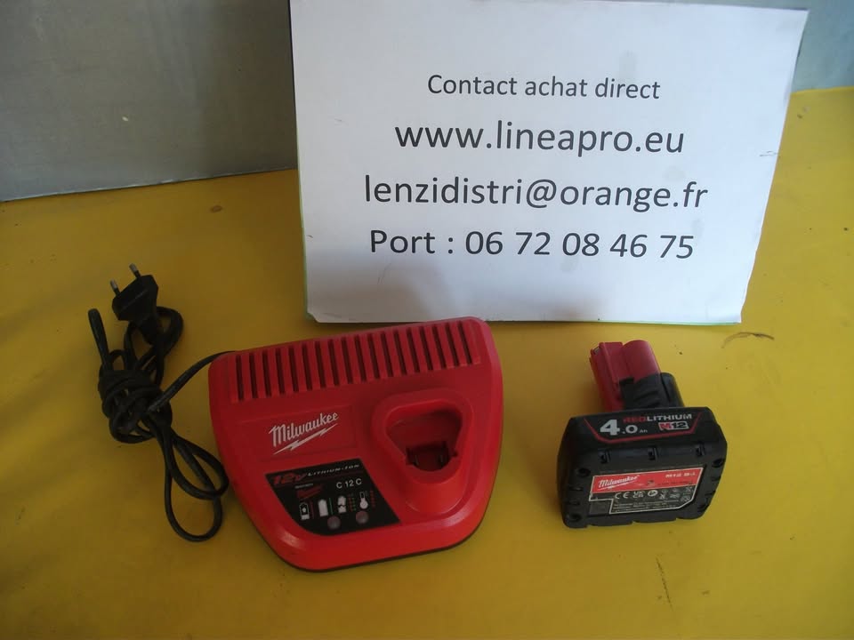 BATTERIE MILWAUKEE 12 V 4 Ah AVEC CHARGEUR. Occasion bon état.