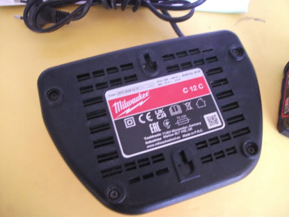 BATTERIE MILWAUKEE 12 V 4 Ah AVEC CHARGEUR. Occasion bon état.