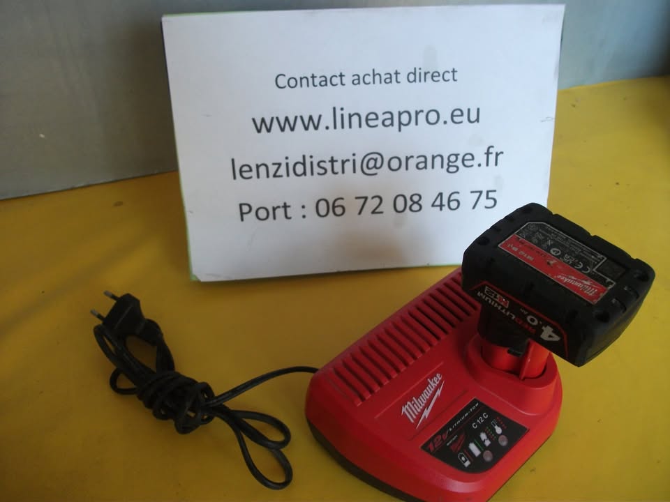 BATTERIE MILWAUKEE 12 V 4 Ah AVEC CHARGEUR. Occasion bon état.