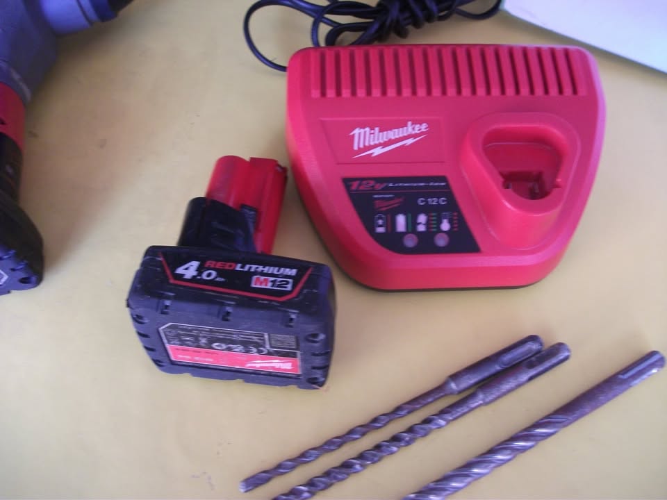 Perforateur Milwaukee M12 FUEL™ SDS-Plus – 2 Batteries 4 Ah + Chargeur. Livraison offerte.