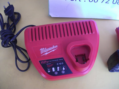 BATTERIE MILWAUKEE 12 V 4 Ah AVEC CHARGEUR. Occasion bon état.