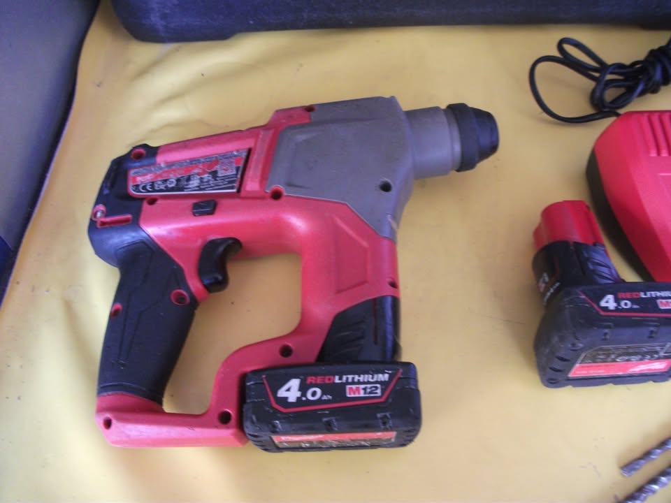 Perforateur Milwaukee M12 FUEL™ SDS-Plus – 2 Batteries 4 Ah + Chargeur. Livraison offerte.