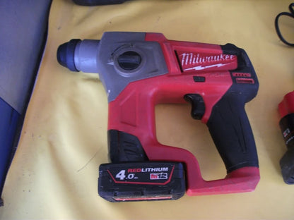 Perforateur Milwaukee M12 FUEL™ SDS-Plus – 2 Batteries 4 Ah + Chargeur. Livraison offerte.