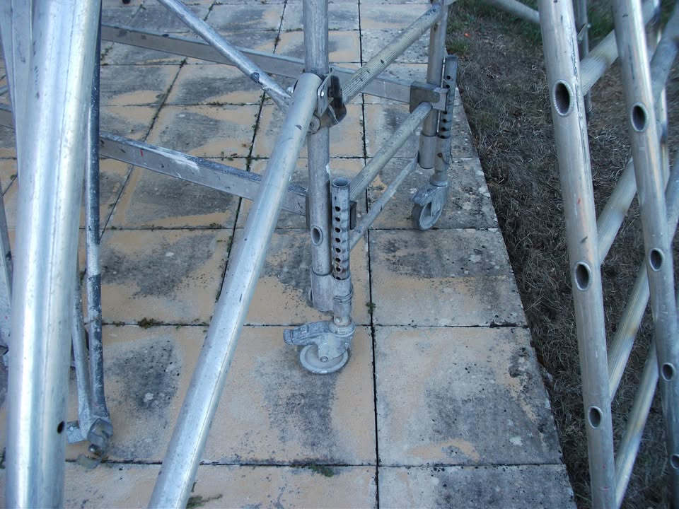 Échafaudage COMABI SPIRO 150 – Hauteur de plancher jusqu’à 6 m – Occasion état correct