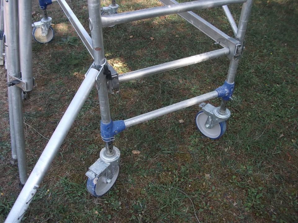 Échafaudage roulant aluminium COMABI CROSS 180. Occasion état proche du neuf.