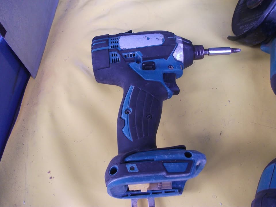 PACK MAKITA 18 V – VISSEUSE À CHOC + MEULEUSE. Port offert.