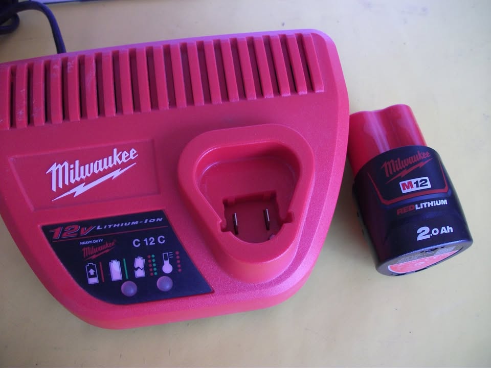 MILWAUKEE M12. PACK CHARGEUR + BATTERIE 12 V – 2 Ah neuve.