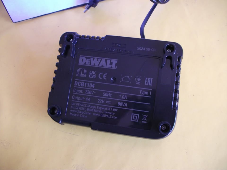 DEWALT DCB1104. CHARGEUR universel neuf.