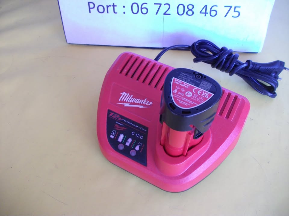 MILWAUKEE M12. PACK CHARGEUR + BATTERIE 12 V – 2 Ah neuve.