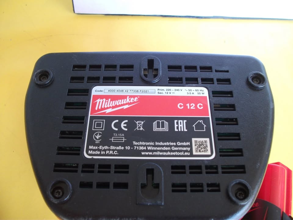 MILWAUKEE M12. PACK CHARGEUR + BATTERIE 12 V – 2 Ah neuve.
