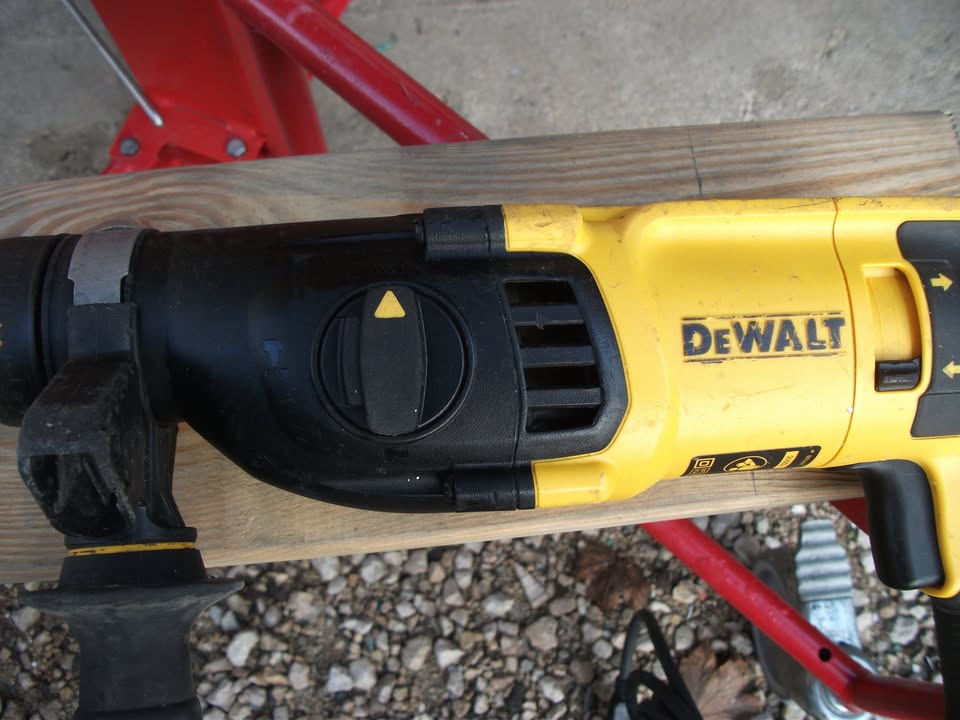 DEWALT D25134. PERFORATEUR BURINEUR  – 800 W – 2,8 J