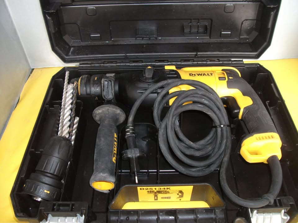 DEWALT D25134. PERFORATEUR BURINEUR  – 800 W – 2,8 J