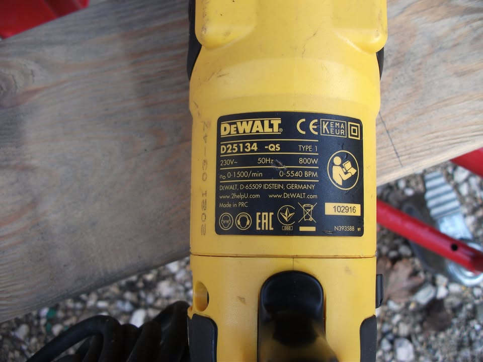 DEWALT D25134. PERFORATEUR BURINEUR  – 800 W – 2,8 J
