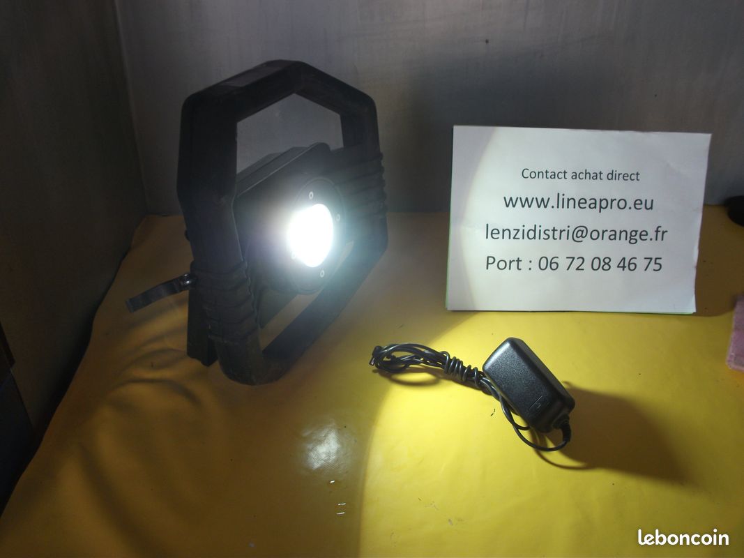 Projecteur hybride LED portable BRENNENSTUHL DARGO.